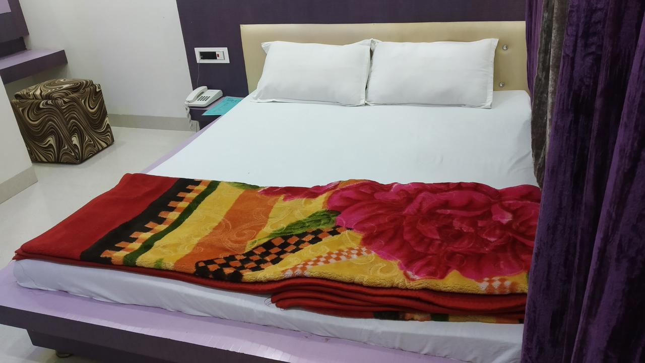 Hotel Nikunj Ashta  Luaran gambar