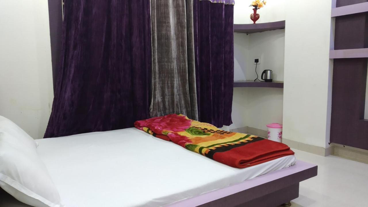 Hotel Nikunj Ashta  Luaran gambar